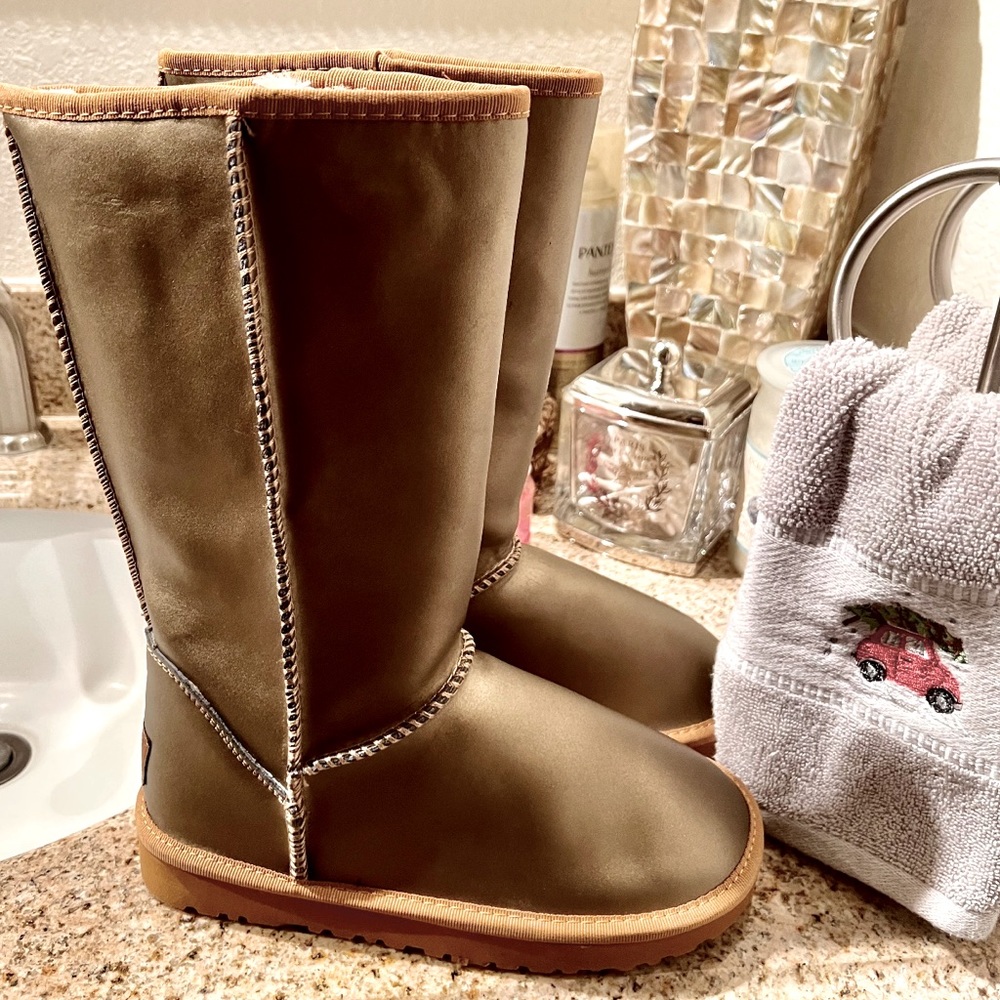 💕❤️💕UGG NWOT 💕tall classic boots. Great winter colors.